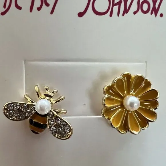 🌻 Betsey Johnson mismatched bumblebee & flower earrings 🌻 - Picture 2 of 6